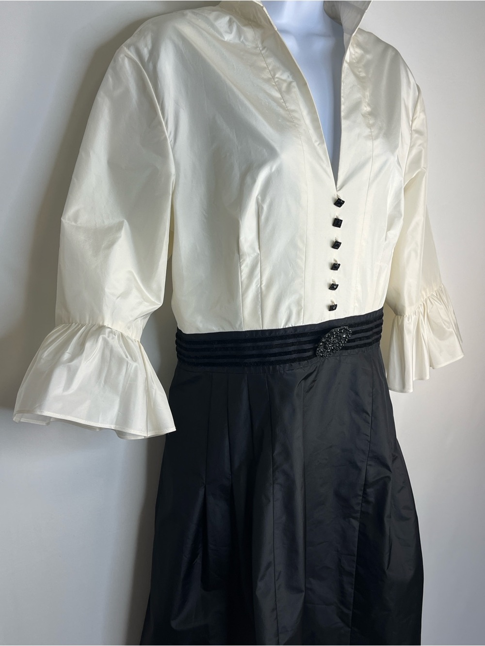 Kay Unger Ivory and Black Fancy  Dress with Ruffle Sleeves and Brooch - Picture 3 of 11